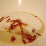 エクアトゥール - トピナンプールのクリームとラングスティーヌのポアレ、スモークした黒コショウとベ
      ーコンのエマルジョン
      