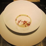 エクアトゥール - トピナンプールのクリームとラングスティーヌのポアレ、スモークした黒コショウとベ
      ーコンのエマルジョン
      