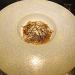 エクアトゥール - ローストした和牛ハツとゼストオレンジのコンフィ、フォアグラのソテーとトリュフ風
      味のコンソメジュレ