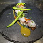 エクアトゥール - 駿河湾産天然マダイのクリュ、長崎県産地蛸と勝浦産メガイとその肝のソース、ポアブ
      ルベールの香り