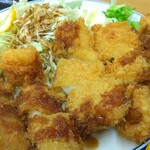 たか幸食堂 - ソースはやっぱりウスターソースですね。かけます。結構多めにかけたくなります。キャベツの千切りにもかけます。マヨネーズがありがたい。からしごありがたい。これらはぜーんぶベストメンバー。