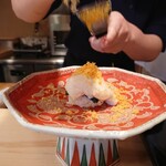 登喜和鮨 - カラスミを削ってかけています