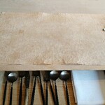 Ribari Torito Garaku - テーブルの引き出しのカトラリー