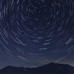 やま康 - 南阿蘇から内輪山をのぞむ。満天の星空が広がります。