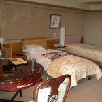 青山やまと - バリアフリールームのベッド１台は電動式です