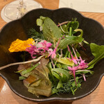 Rokuchou - 香り豊かなサラダ！美味しいです！菊の花が香ってる！