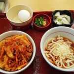 なか卯 - かき揚げ丼のミニ＆冷やしはいから小うどんのセット（￥５３０）、つけもの（￥８０）、こだわり玉子はクーポンで無料。