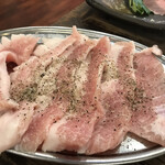 大衆ホルモン肉力屋 下北沢店 - 豚トロ　ここの塩胡椒が美味しい