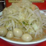 ラーメン二郎 - 小ラーメン+うずらの卵 「全マシ」(850円) 2012/10
