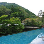 ベーカリー＆テーブル 東府や 足湯カフェ - 吉奈の山々から流れ出る山水を湛えた美しい水盤