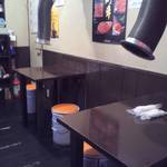 やきじゅう - レトロな感じの店内