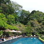 ベーカリー＆テーブル 東府や 足湯カフェ - 珍しい景観の店（左が足湯席）