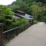 ベーカリー＆テーブル 東府や 足湯カフェ - この橋の向こうに『カフェアールデコ』『懐石・水音』がある。