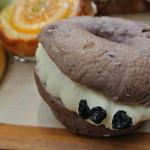 ベーカリー＆テーブル 東府や 足湯カフェ - クリームチーズのブルーベリーベーグル