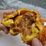 ベーカリー＆テーブル 東府や 足湯カフェ - カリカリのフレークとターメリックの生地。ゆで卵とたっぷりのカレー♪