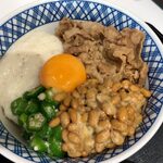 吉野家 - ネバとろ牛丼に卵黄を乗せて完成