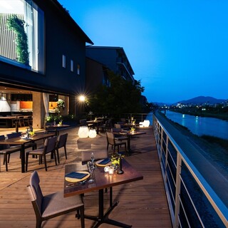 京都の夏の風物詩、納涼床で楽しむ、京フレンチのディナーコース