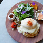 軽井沢ベランダ - エッグベネディクトを乗せたパンケーキ(終日提供)