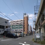 タイ料理 メーパオ - このマンションだかアパートだかが見えます。