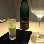 野嵯和 - ボタンエビと湯葉のムースにルッコラのソース、ワインはオーストリアのリースリング