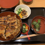 Mishimaya - 特上丼（漬物、酢の物、吸い物付き）
                        2700円