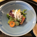 Nihon Ryouri Toraya - サラダ仕立てのアイナメのお刺身。カルパッチョにしては身が厚く、しかもいっぱい入ってた。でもなによりお野菜が美味しかったな