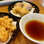 かっすい亭 - 左はミックスかき揚げ　カリッカリ。
      右は椎茸海老づめ　ジュワッとね。