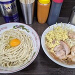 ラーメン二郎 - 小ラーメン  ¥800  つけ麺¥100
            生玉子¥50    生姜  ¥50