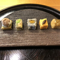 うなぎと季節料理とらや - 鰻肝パテとクリームチーズのブルスケッタ、枝豆と鰻の煮凝り、胡麻豆腐、夏野菜の蒲鉾、粟麩
                    鰻肝はシャンパン欲しくなりました。煮凝りは初夏満載。胡麻豆腐も美味しかったし、粟麩もすごくすごく美味しかった。