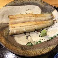うなぎと季節料理とらや - 白焼き！！フワッフワ。わたしは関西ふうのパリパリ派だったけれど、フワフワもいいもんですなあ。