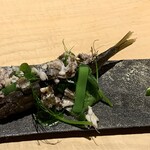 花小町 - 球磨川稚鮎フリット、きゅうりとライムのソース、豆の葉