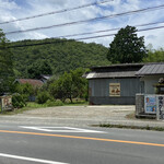 中元かしわ店 - 店横の駐車場（2021年6月）上手く停めれば3台分