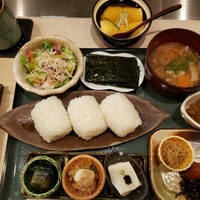 北新地 君しま - 龍の瞳のおにぎり御膳1100円。豊富な品数。