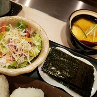 北新地 君しま - サラダ。トッピングのパリパリが美味しい。