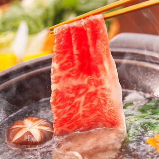 将严格挑选的牛肉浸泡在汤汁中的“涮火锅”，享受幸福的味道。