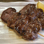 もつ焼 まるい - タン。歯応えが素晴らしい。旨味少なめなのは鮮度が良いからだろうなあ。