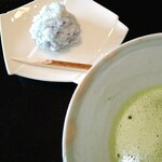 山乃尾 - お部屋でお抹茶とお茶菓子
            美味しいお茶菓子です。