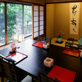 Go through the narrow alley and enter the store. A relaxing Japanese space with traces of a traditional townhouse