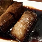 中華料理 明和酒家 - 黒酢の酢豚の断面。角煮みたい。