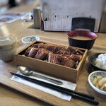 Izakaya Issui - ◆丸ごと一匹うな重・・お写真通りの品かしらと思いながらオーダーしましたので、 メニュー写真通りの品が登場、ナンカ嬉しい。♪