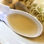 Teuchi Ramen Hayabusa - あさりラーメンスープ。澄んだスープにはあさりの旨味を感じます。