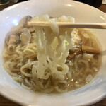 Teuchi Ramen Hayabusa - モチモチの手打ち麺。食べ応えがありました。