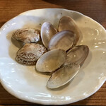 Teuchi Ramen Hayabusa - 殻は4つだけど、もっとたくさんのアサリが入っていたような気がします。7つか8つくらい？
                        砂はなく美味しいアサリでした。