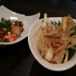 プロレス居酒屋　がむしゃら - タコキムチと島らっきょうの塩漬け(各590円)