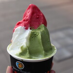 Gelateria Kurakichi - 盛り盛りすぎて危険だったので少し食べ進めてから改めて撮影。フランボワーズ・高瀬茶抹茶・朝搾りミルク