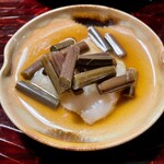 とおの屋 要 - あいなめの背と蕨の醤油漬け