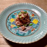 とおの屋 要 - ツノナシオキアミと赤蕪の熟鮓 山椒の葉