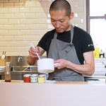 ペレグリーノ - 最初の一品を用意する高橋シェフ