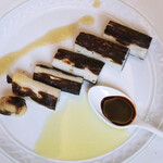 ペレグリーノ - ドイツ産ホワイトアスパラガスの紀州備長炭火焼き　長期熟成された伝統的なモデナ産バスサミコ添え