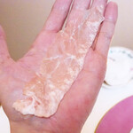 ペレグリーノ - 先ずは極く薄くスライスしたものをフラットにそのままに